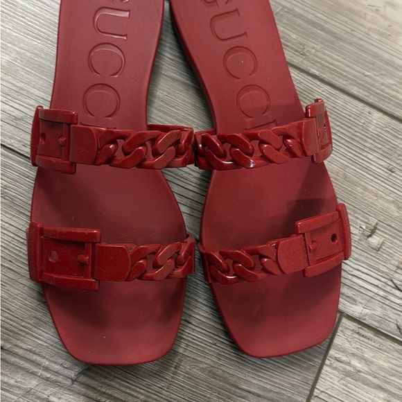 Gucci Bold Red Chain Slide Sandals - Picture 3 of 3